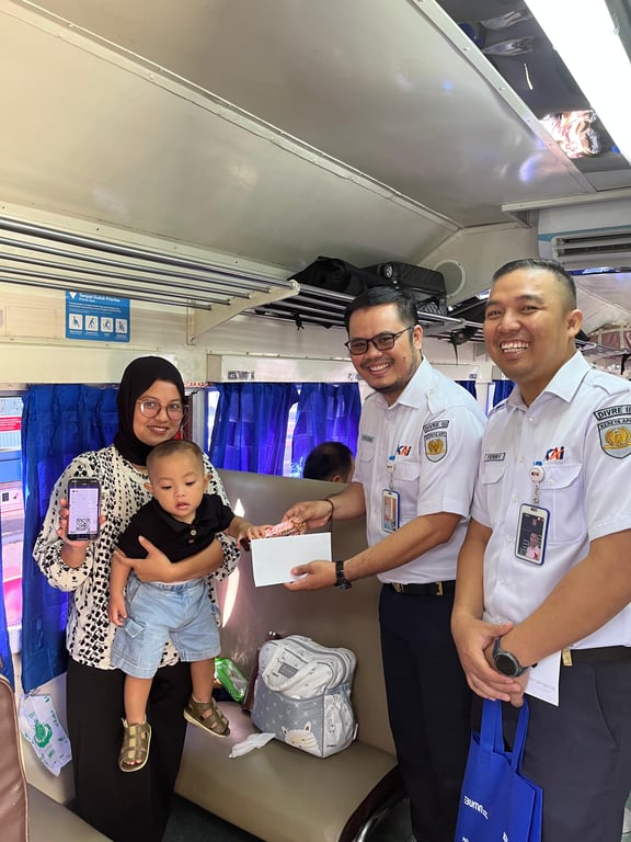 Foto : Pelanggan kereta api mendapat souvenir menarik dari KAI