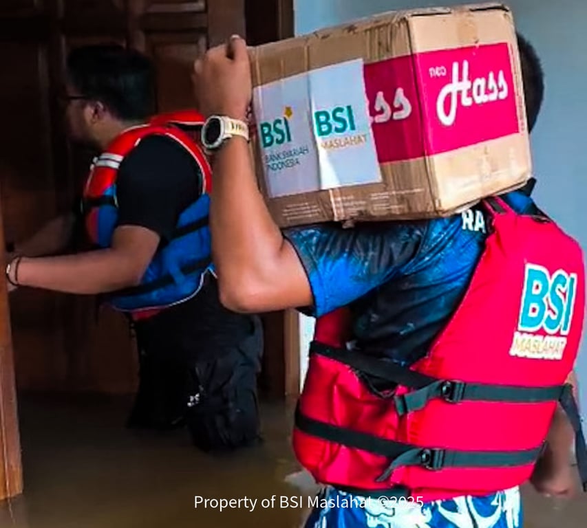 Penyaluran Bantuan ke rumah warga terdampak banjir di Ciledug