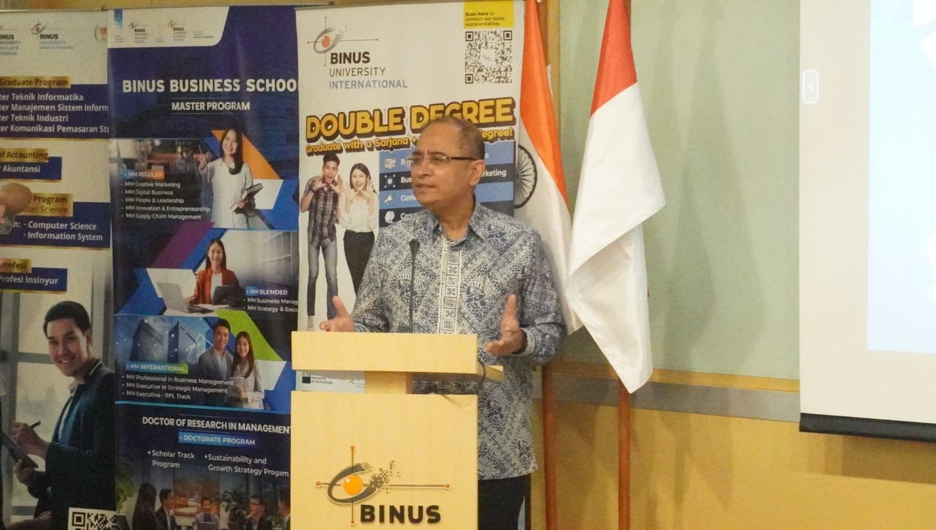 Duta Besar India untuk Indonesia, Sandeep Chakravorty dalam acara Extraordinary Women Awards 2025 (Jakarta, 9 Maret 2025)