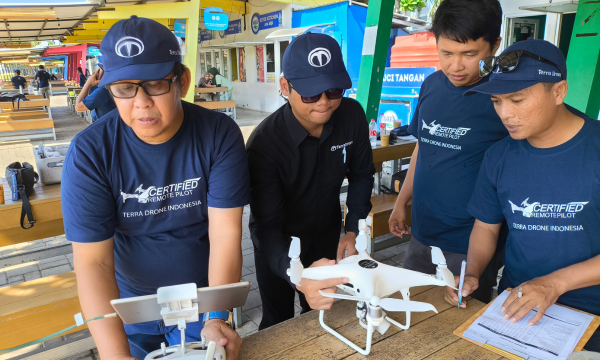 Sesi praktik pelatihan dan sertifikasi remote pilot PT Antam Tbk