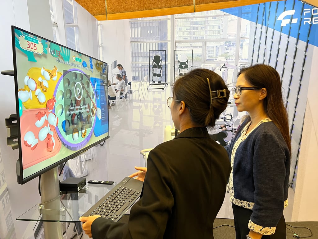 Picture 3: Participants experienced a live demonstration of the ArmMotus™ EMU, recipient of the 2023 IERA Award, with haptic feedback and gamified therapy.