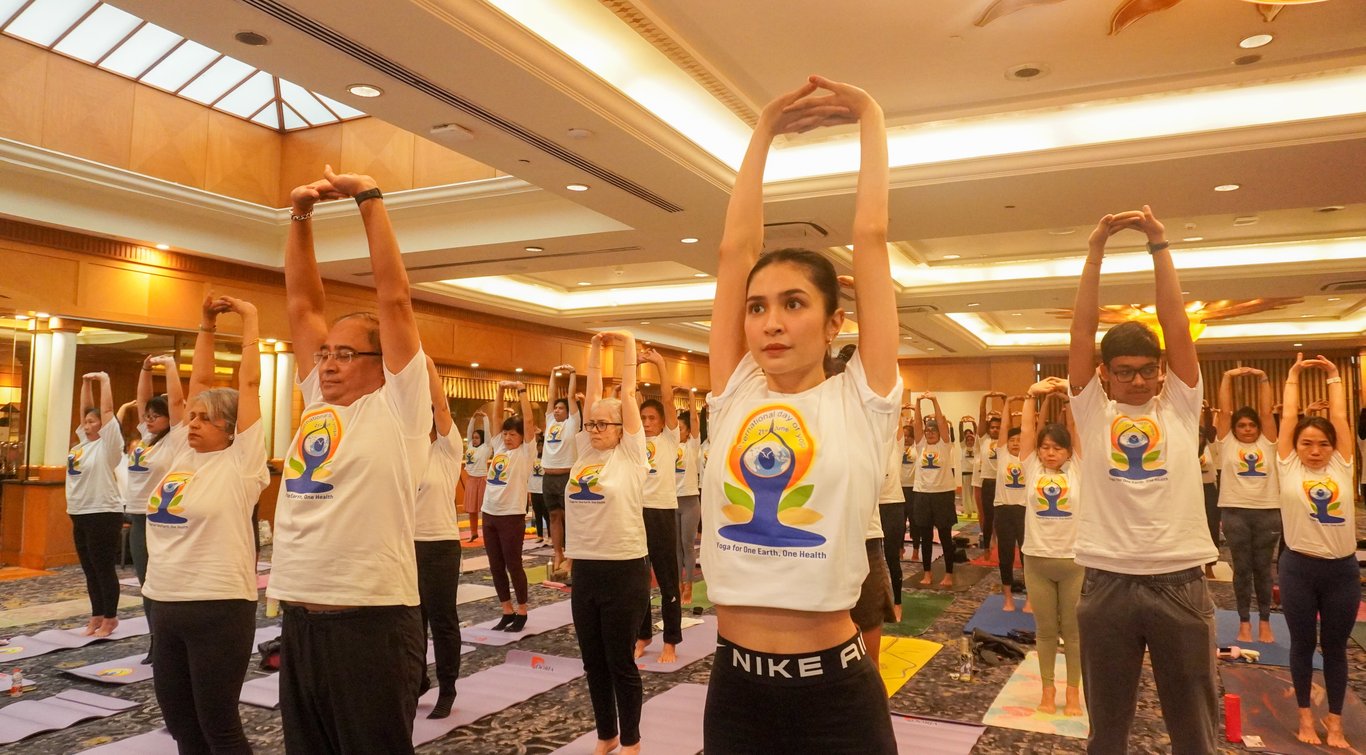 Duta Besar India untuk Indonesia, Sandeep Chakravorty (kedua kiri) bersama Tenaga Ahli Kementerian Pemuda dan Olahraga RI Bidang Komunikasi Publik, Mikha Tambayong (ketiga kiri) dalam acara International Yoga Day yang diselenggarakan oleh Kedutaan Besar India di Jakarta di Hotel Aryaduta, Jakarta, Sabtu (21/06/2025). Foto: India News Desk/Rafi Fadhilah