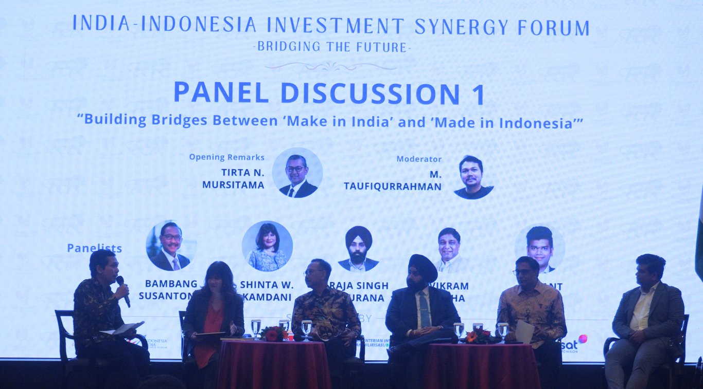 Dari kiri ke kanan: M. Taufiqurrahman – Pemimpin Redaksi The Jakarta Post; Shinta W. Kamdani – Ketua Umum APINDO; Bambang Susantono – Mantan Wakil Presiden ADB; Raja Singh Khurana – Wakil Presiden Invest India; Vikram Sinha – CEO Indosat Ooredoo; dan Hemant Kabra – Direktur RR Global