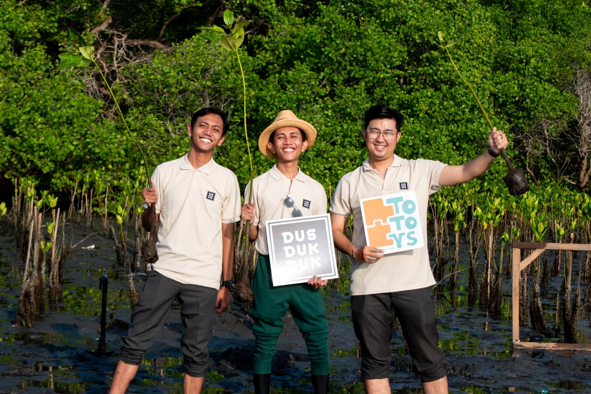 Penanaman mangrove oleh Dus Duk Duk di Teluk Benoa, Bali.