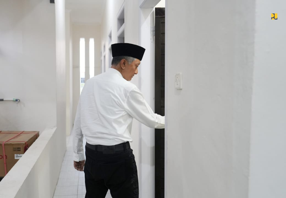 Berbaju Putih - Menteri Pekerjaan Umum Dody Hanggodo