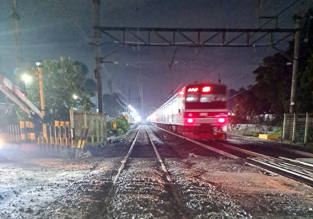 KA Commuterline melintasi JPL 75, yang sedang dalam proses perbaikan geometri, pada Jumat (20/6) dini hari.