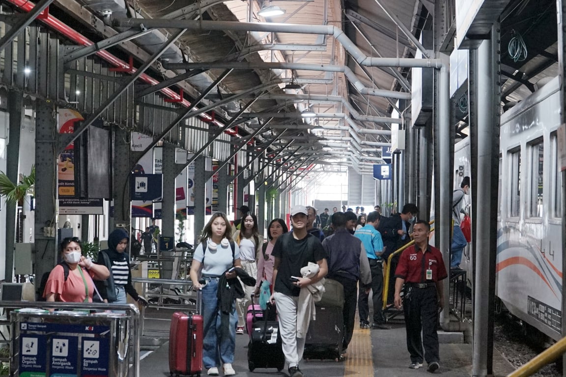 Suasana kepadatan penumpang di Stasiun Semarang Tawang