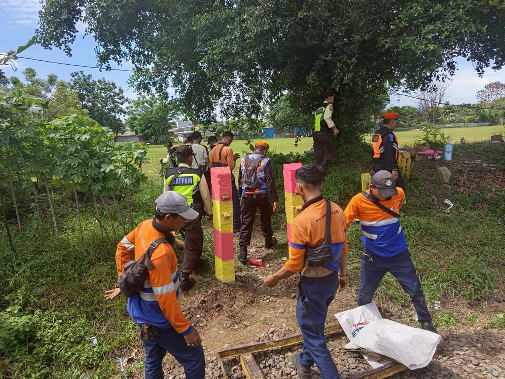Tim Pengamanan dan Prasarana Lakukan Penutupan Perlintasan Sebidang Liar/tidak berizin.