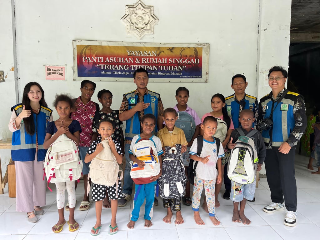 Penyerahan Santunan Anak Yatim di  Maintenance Service Area Manado-Bitung