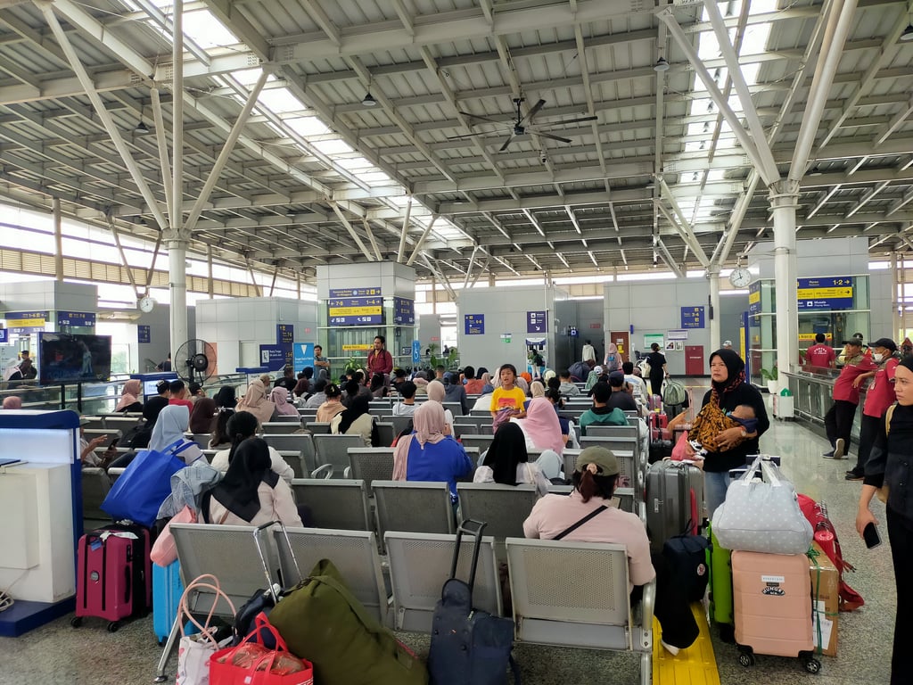 Pelanggan menunggu untuk berangkat dengan KA jarak jauh di Stasiun Jatinegara, Rabu (4/6).