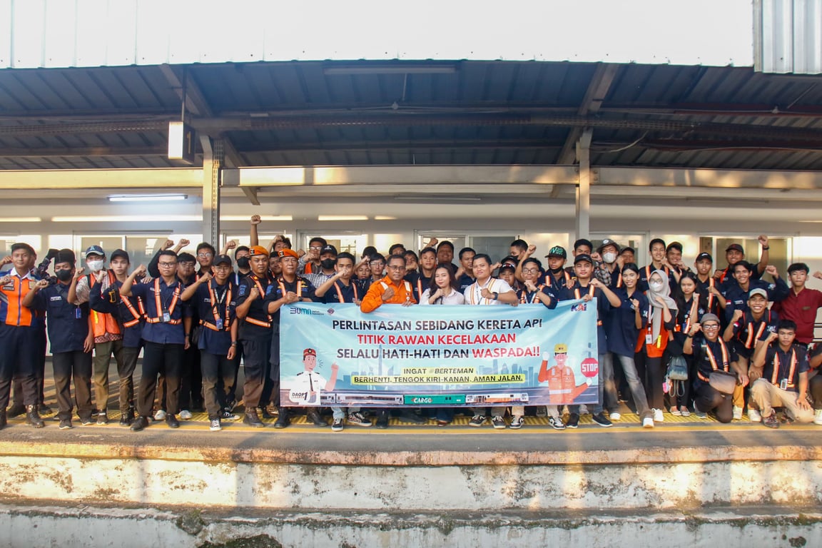 Peserta Sosialisasi saat Foto Bersama di Stasiun Citayam
