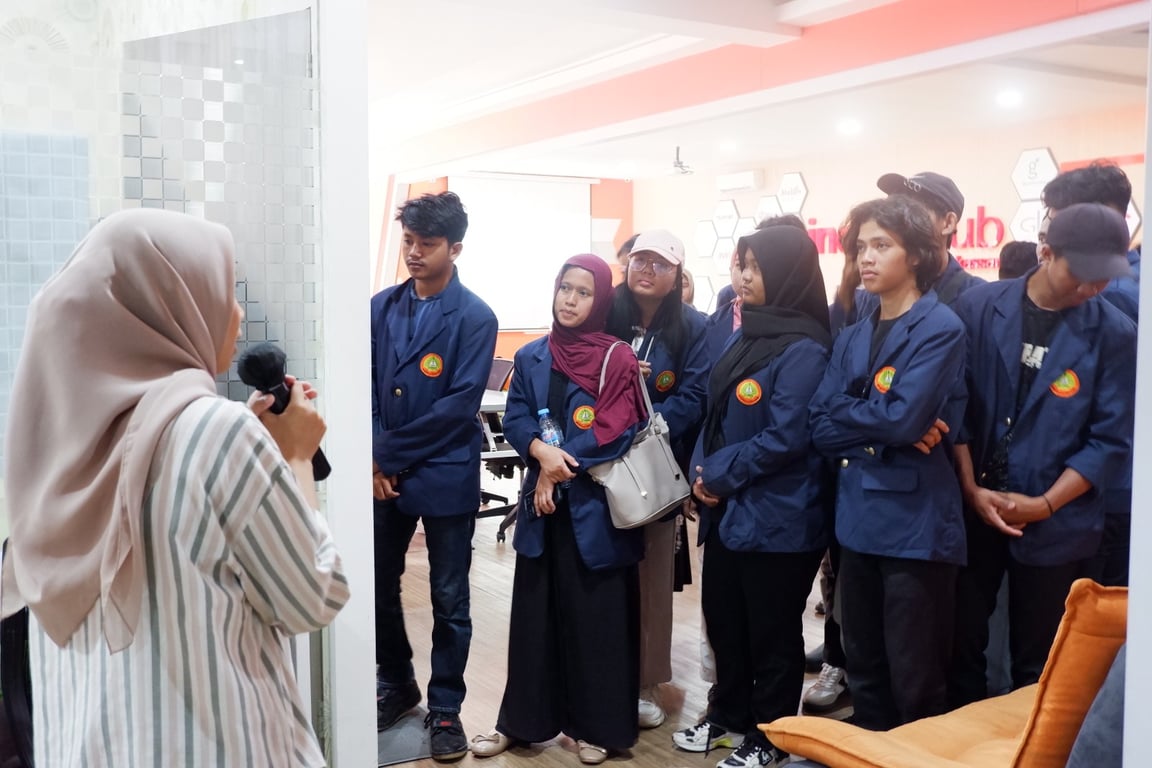 Penjelasan ruangan dan fasilitas startup di IndigoHub Makassar