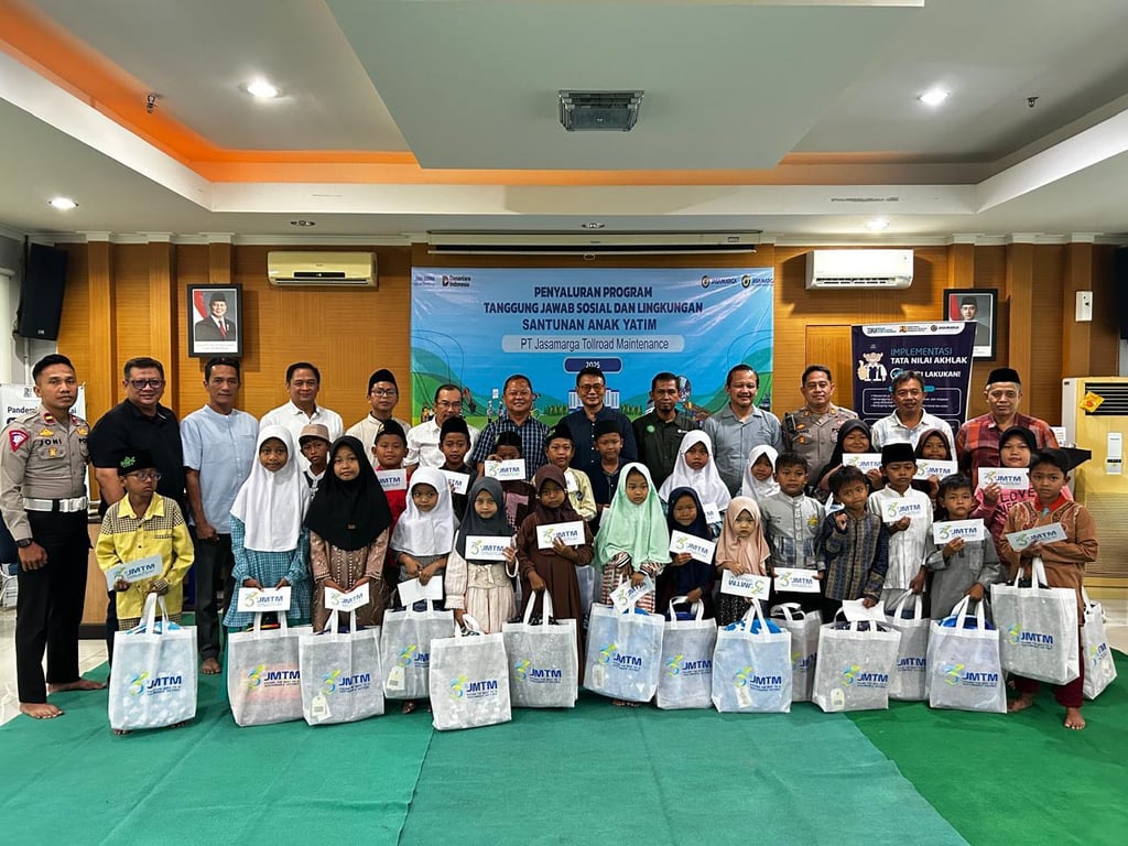 Penyerahan Santunan Anak Yatim di  Maintenance Service Area Palimanan Kanci