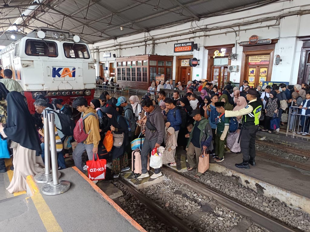 Antusiasme Penumpang KA Pangrango saat Naik dari Stasiun Bogor.