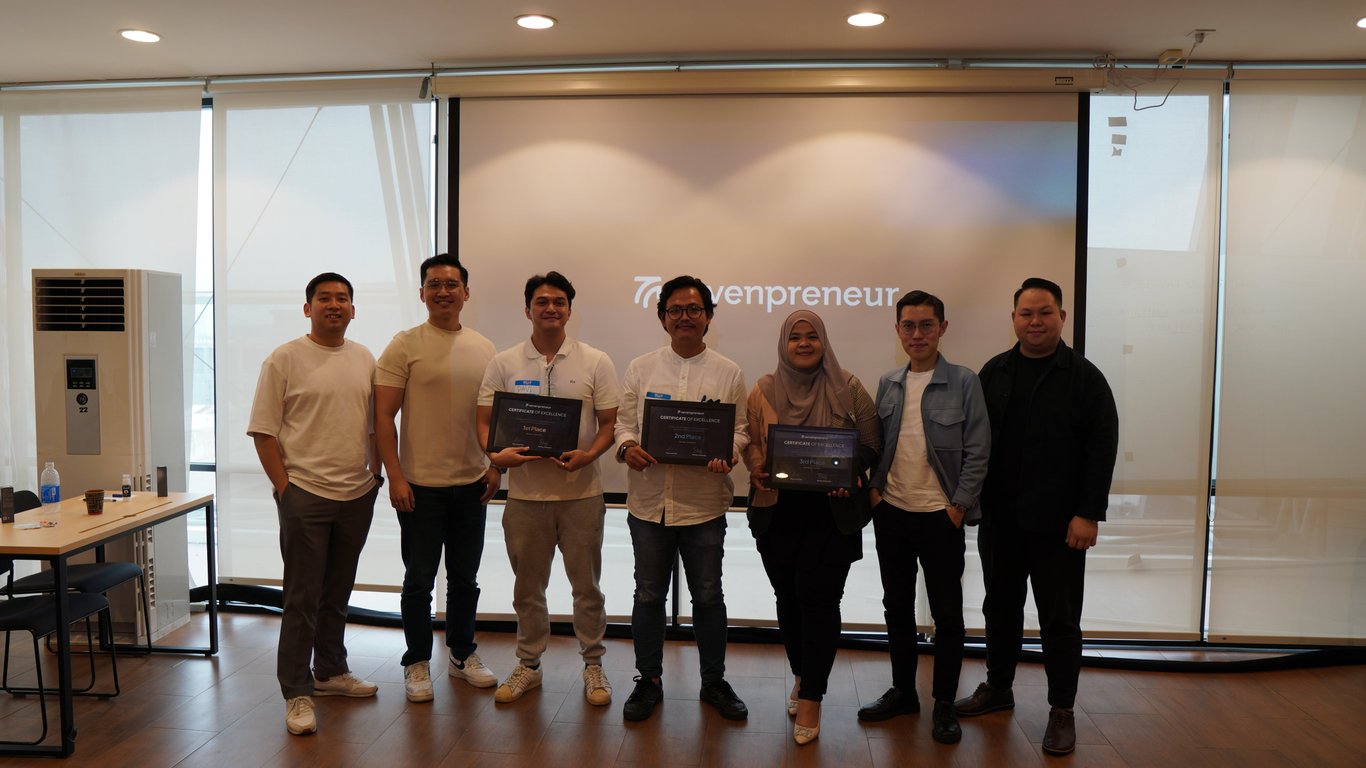 Foto Top 3 Pitch Deck bersama CFO, CEO, Head of Academy, dan CMO Sevenpreneur