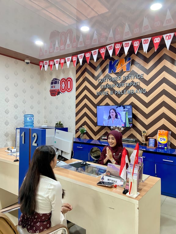 Foto : Petugas customer service stasiun menggunakan pakaian nusantara dalam memperingati HUT ke-80 RI