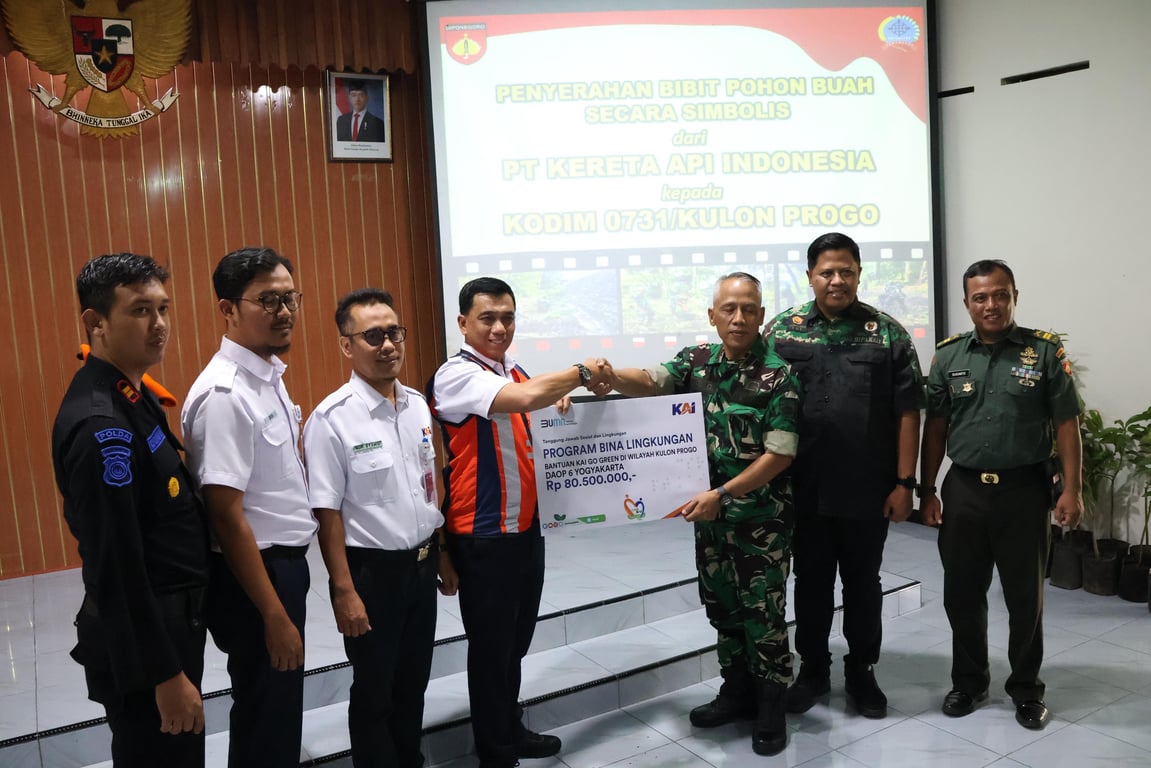 Penyerahan bantuan bibit pohon secara simbolis