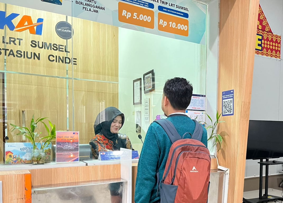 Foto : Petugas Frontliner di stasiun LRT Sumsel yang bertugas saat hari batik