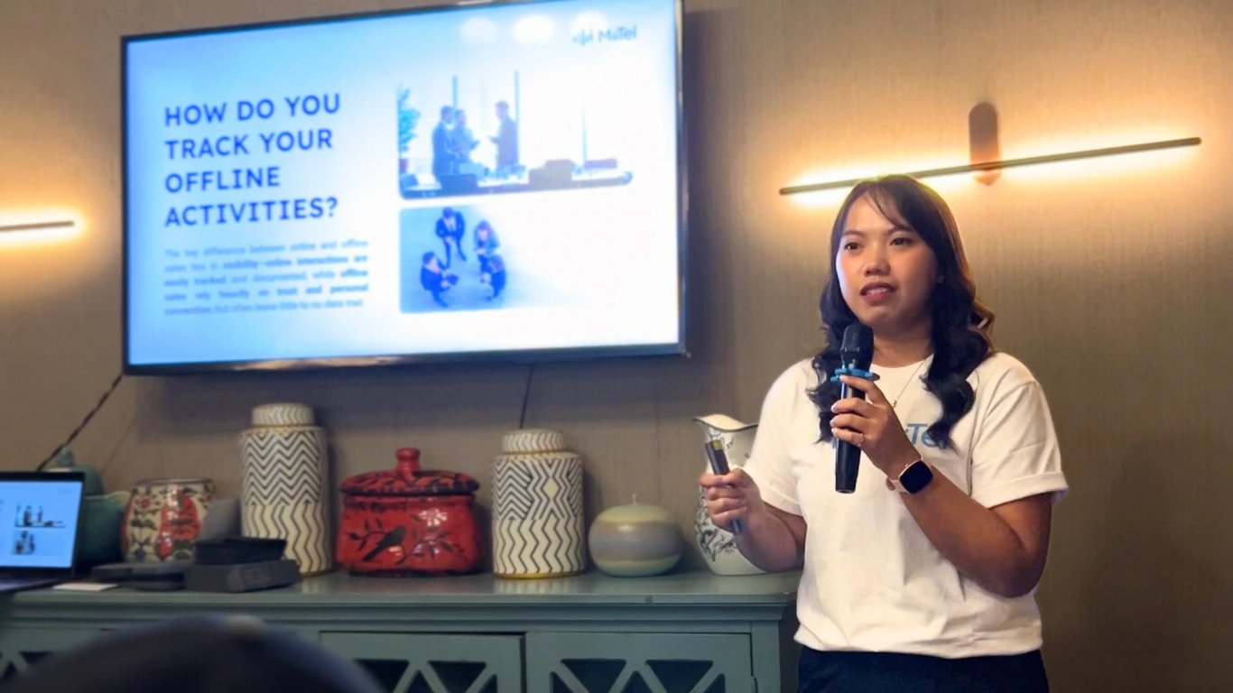 Maesa, Sales Representative RevComm, mempresentasikan solusi dari MiiTel RecPod untuk dokumentasikan offline meeting (30/7) di GIOI Menteng, Jakarta