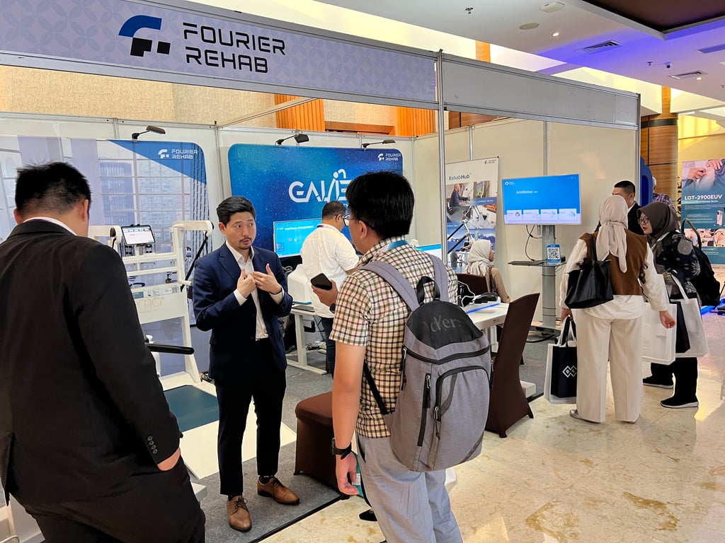 Picture 4: Delegates visiting the Fourier Rehab booth at AOCNR 2025 in Yogyakarta, Indonesia, to learn more about the company’s rehabilitation technologies and clinical applications