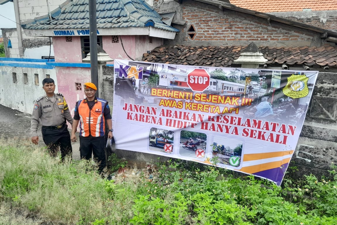 Daop 4 Semarang memasang spanduk peringatan di berbagai titik perlintasan sebidang rawan