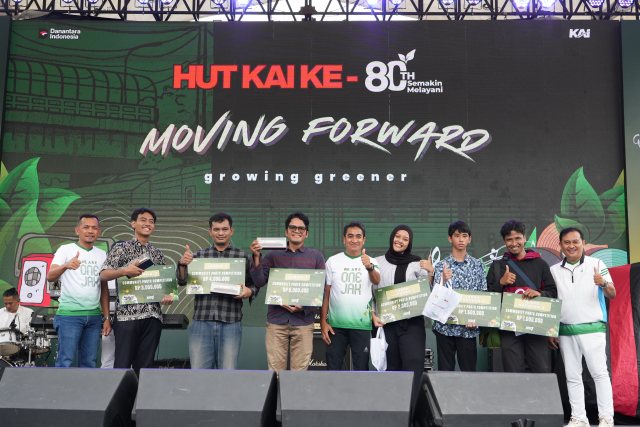Para pemenang lomba melakukan foto bersama dengan jajaran management PT KAI Daop 1 Jakarta
