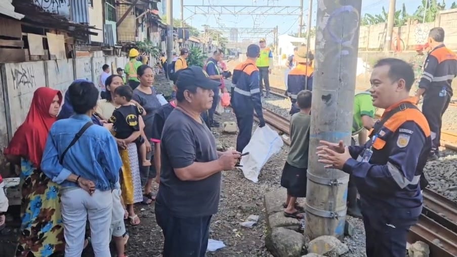 Tampak Petugas KAI Memberikan Sosialisasi kepada Warga Masyarakat yang Berada di Jalur KA.