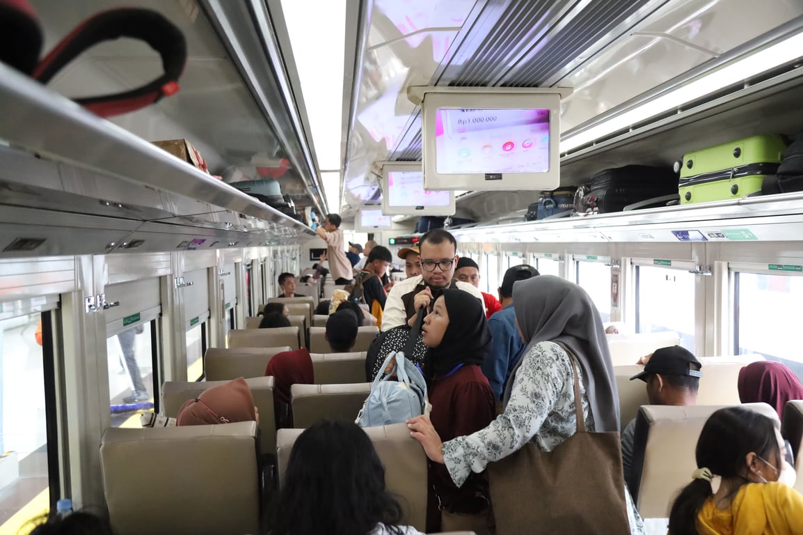 Suasana di dalam rangkaian KA di Stasiun Pasarsenen, Pada Jumat (27/6)