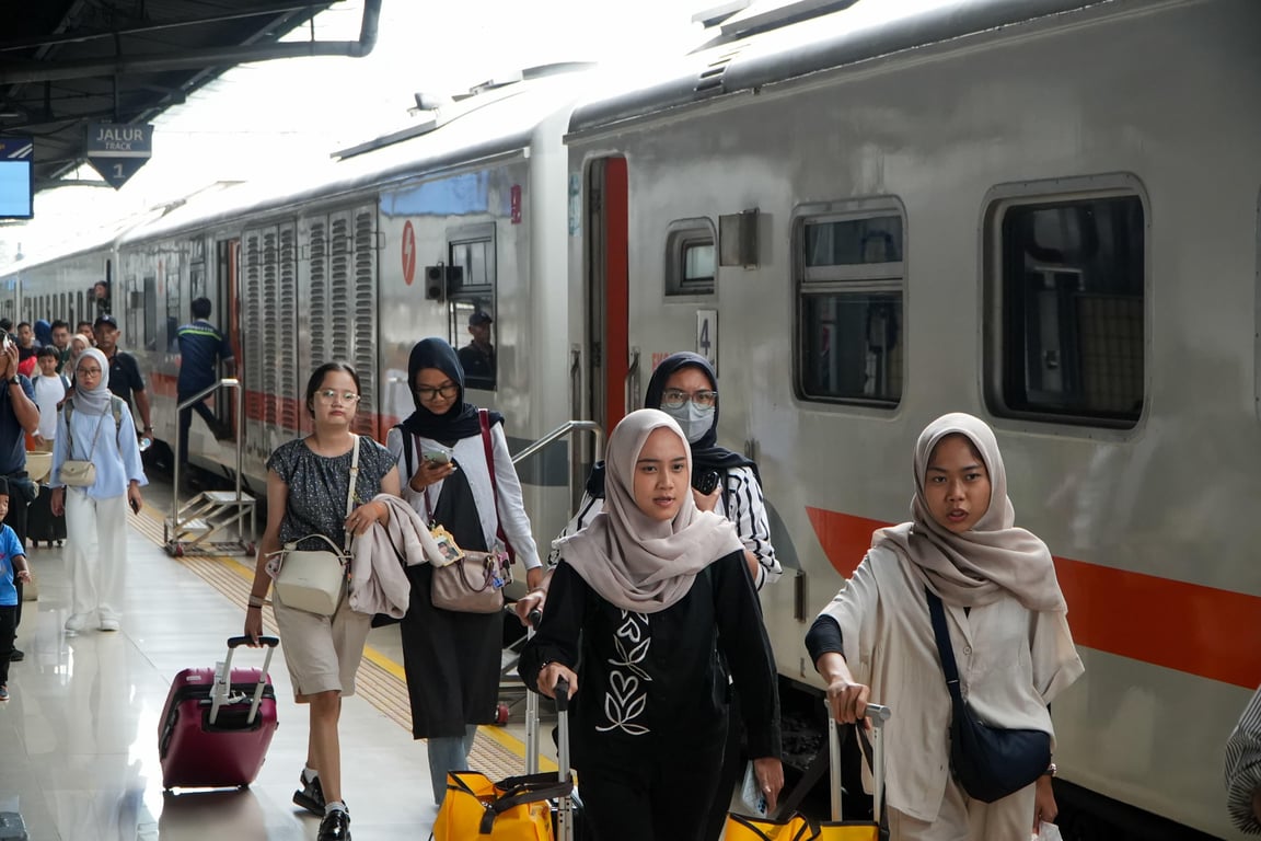 Suasana Penumpang pada Libur Panjang di Stasiun Pasarsenen, Kamis (29/5)