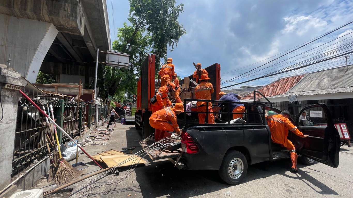 Suasana penertiban bangunan liar di KM 2+3 hingga KM 2+6 petak jalan Mangga Besar – Jayakarta, tepatnya di Jl. Mangga Besar XIII RW 01, Jakarta Pusat.