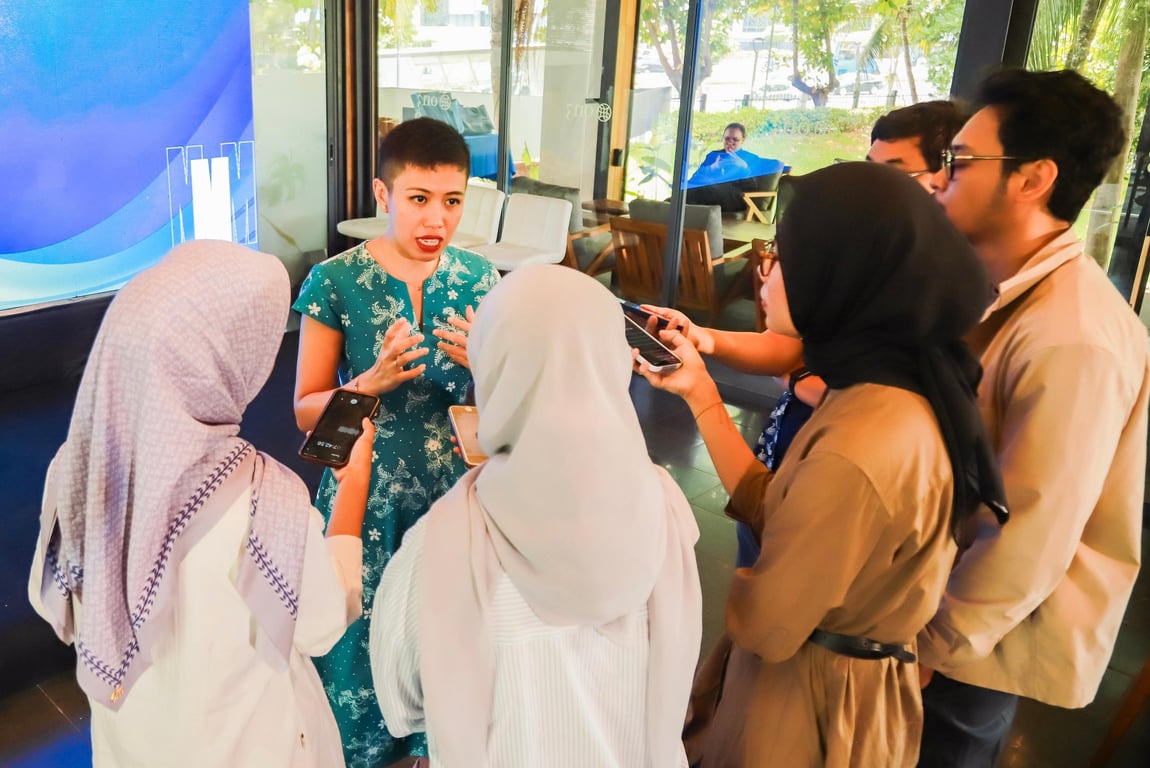 <b>Tantia Dian Permata Indah</b>, COO and Vice-President (Operations and Enterprise) sedang menjelaskan mengenai program Australia Exchange Program dan MIG-P.