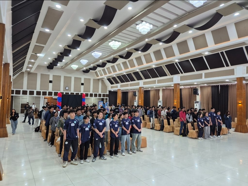 Kemeriahan Pop Mie Campus Gaming Ground Universitas Budi Luhur yang dihadiri oleh mahasiswa, Pro Player dan EVOS talent, beserta dosen