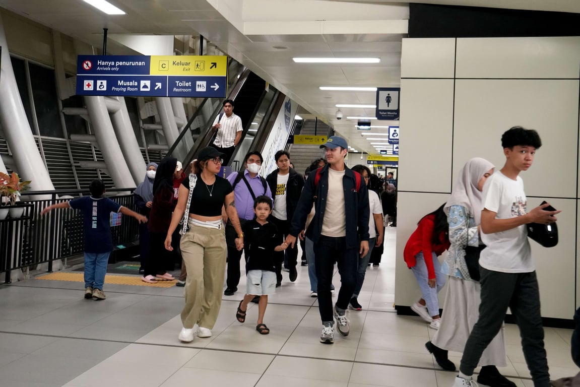 Para pengguna yang tiba di Stasiun Dukuh Atas BNI