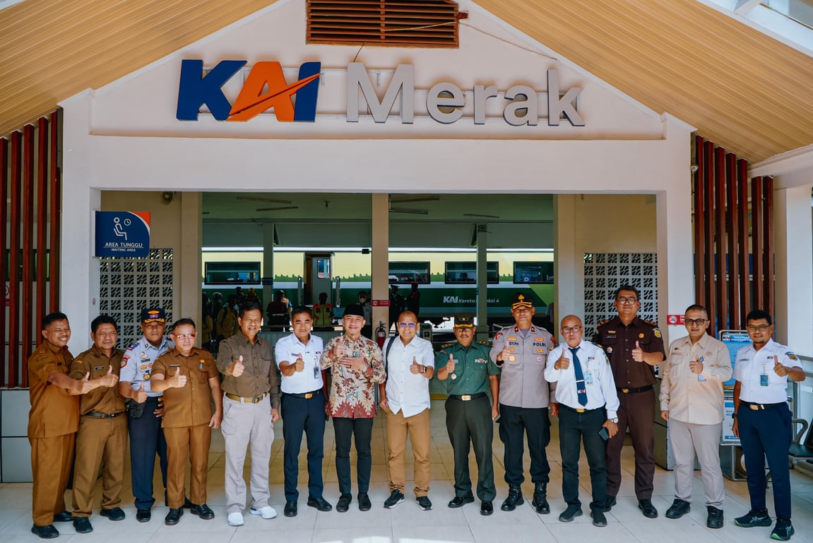 Executive Vice President Daop 1 Jakarta, Yuskal Setiawan, dan Bupati Kabupaten Lebak, Moch. Hasbi Asyidiki Jayabaya, S.H., dan jajaran masing-masing foto bersama di Stasiun Merak, Selasa (22/7).