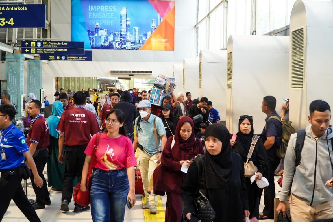 Suasana penumpang di Stasiun Pasarsenen