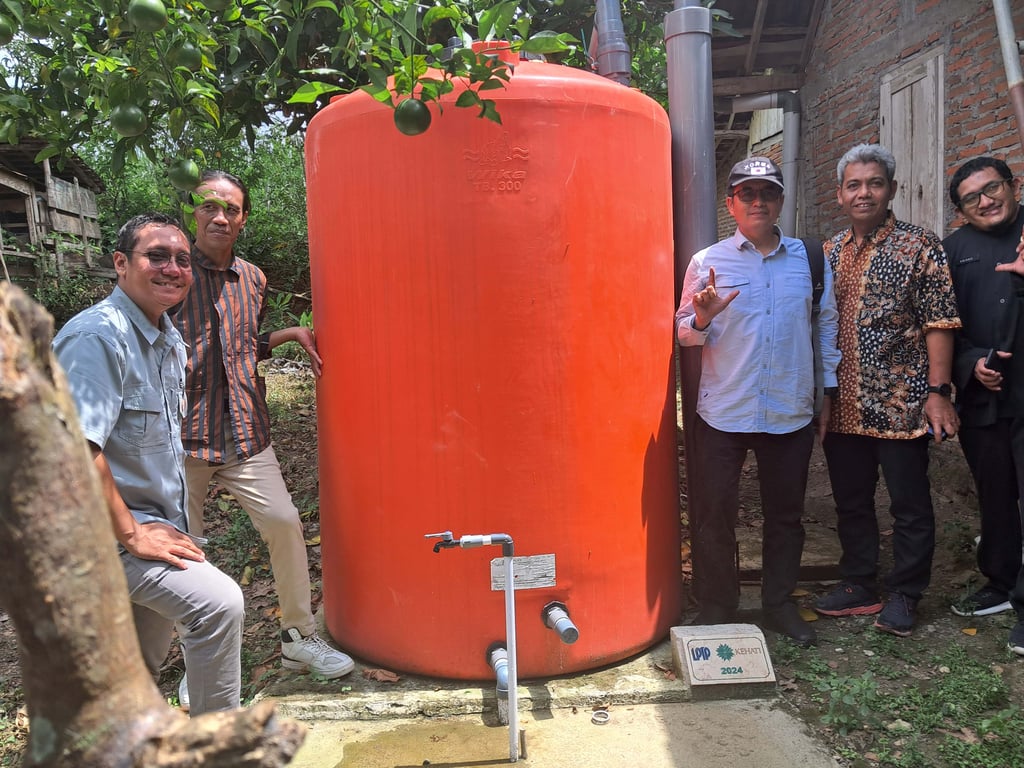 Instalasi Penampungan Air Hujan (IPAH) menjadi salah satu solusi dapat menghadapi masalah kekurangan air bersih warga Desa Banyurip Kabupaten Sragen Jawa tengah