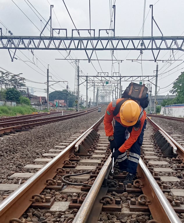 Pemeriksaan sambungan rel KA pada setiap wesel dilakukan petugas, untuk memastikan keselamatan dan keamanan perjalanan KA.