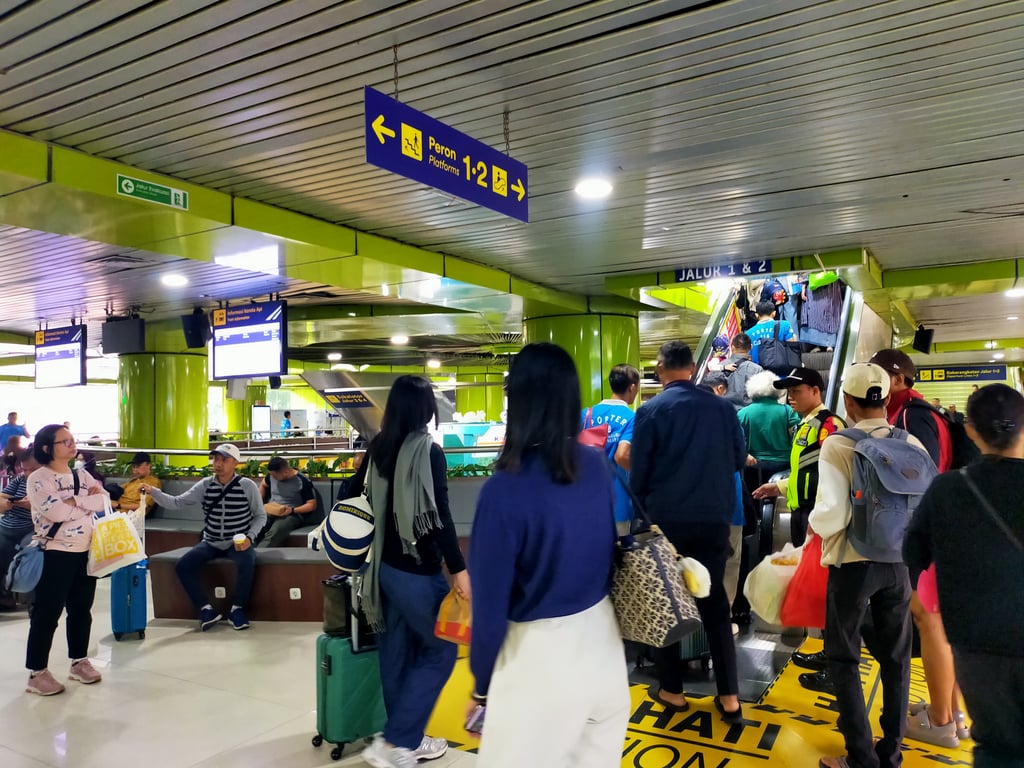 Suasana penumpang di Stasiun Gambir pada Libur Idul Adha, Sabtu (7/6)