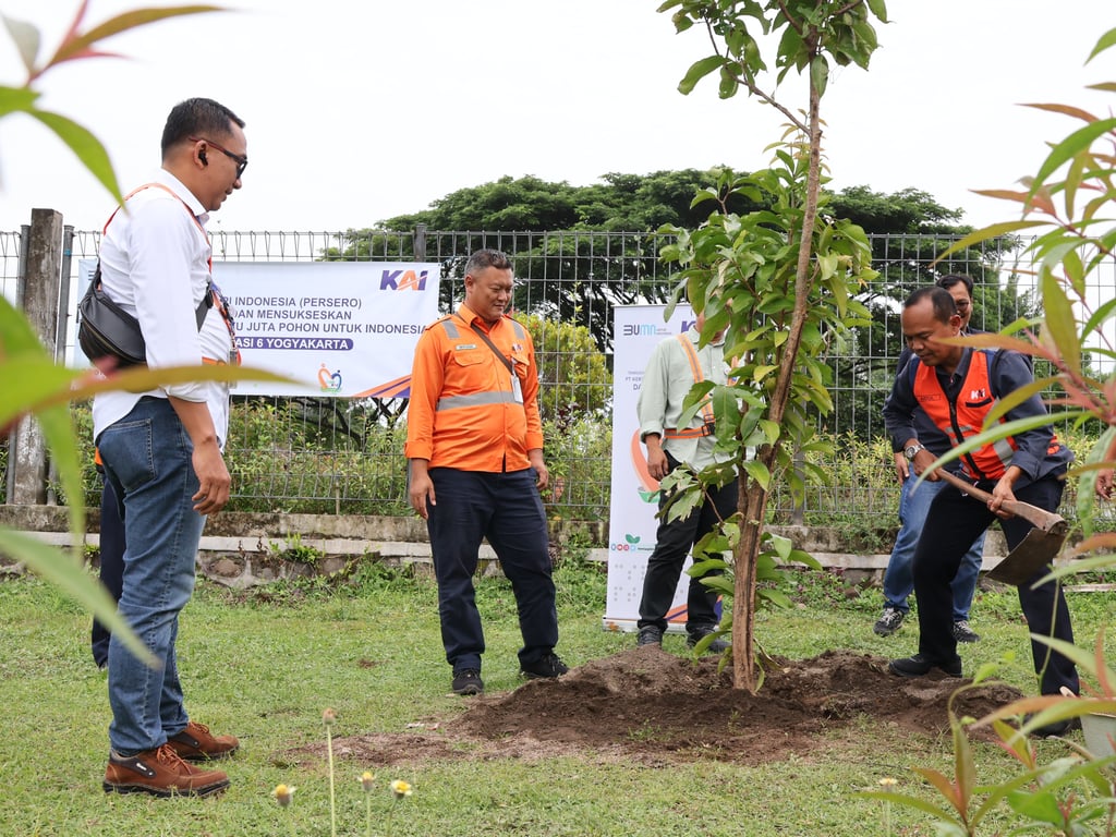 Penanaman pohon secara serentak di wilayah KAI Daop 6 Yogyakarta 