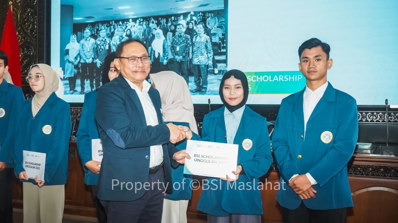 Direktur Eksekutif BSI Maslahat melakukan penyerahan simbolis kepada awardee BSI Scholarship