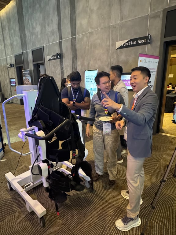 Pictures 1 & 2: Delegates experiencing the ArmMotus™ EMU & ExoMotus™ M4, Fourier Rehab’s flagship solutions for upper limb and lower limb.