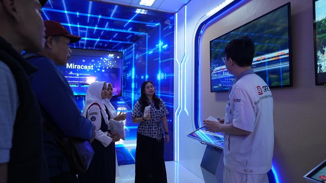 Tim CRRC Sifang memberikan penjelasan kepada siswa SMP N 3 Ngamprah dan juga Railfans mengenai teknologi kereta api yang dikembangkan oleh CRRC Sifang.