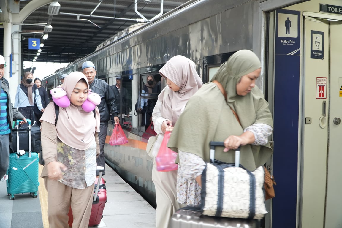 Penumpang KA Manahan Naik dari Stasiun Jatinegara. (29/6)