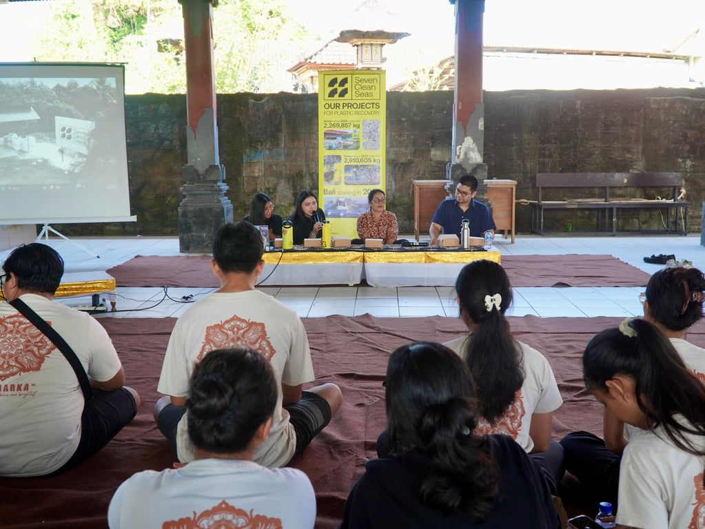 Tidak hanya melakukan aksi pembersihan, SCS dan YSMB juga bekerja sama mengadakan lokakarya rutin sebagai sarana edukasi bagi masyarakat setempat.