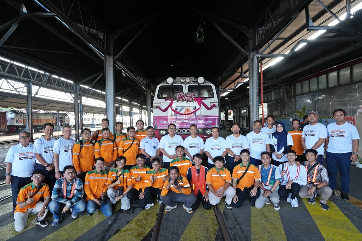 Foto bersama jajaran KAI Daop 4 Semarang bersama Komunitas Railfans Daop Empat (KRDE) di depan Lokomotif KA Argo Sindoro di Stasiun Semarang Tawang