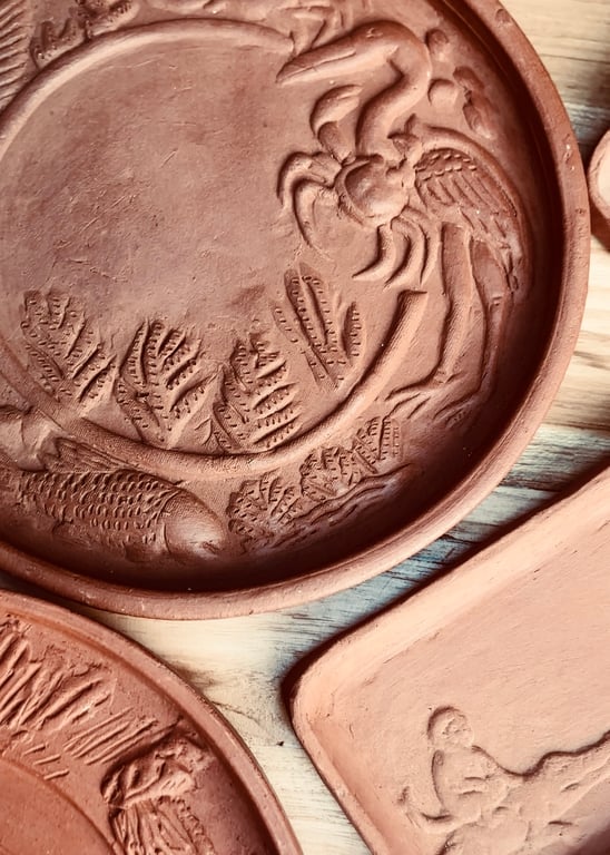 Piring saji Dapur Alit terbuat dari gerabah Borobudur bermotif relief Pancatantra