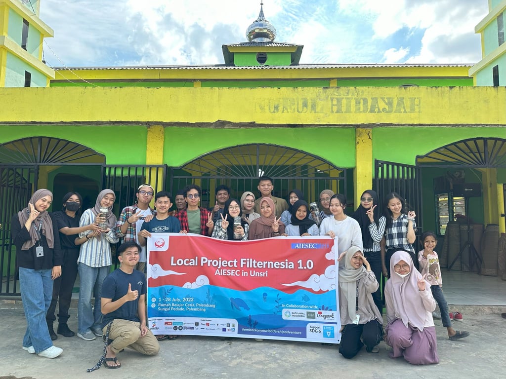 WateryNation mendukung dan memberikan kontribusi filter air di Filternesia 1.0 AIESEC Universitas Sriwijaya (Sumber: Dok. AIESEC UNSRI)