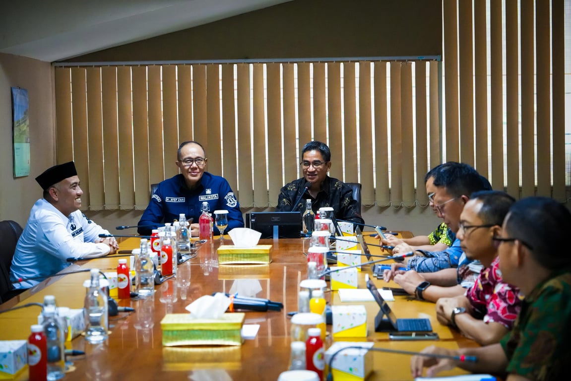Walikota Sukabumi H. Ayep Zaki bersama jajaran saat audiensi dengan EVP KAI Daop 1 Jakarta, Yuskal Setiawan di Ruang Batavia Kantor Daop 1 Jakarta