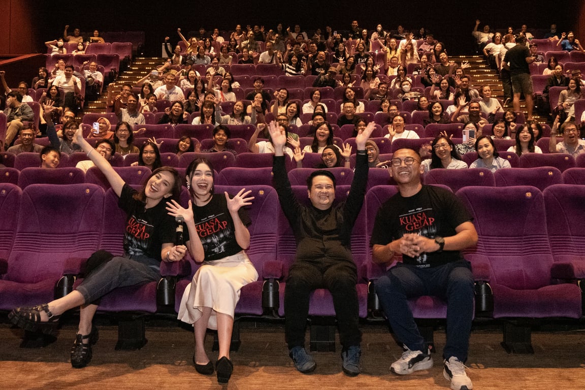 Antusiasme penonton pada acara cinema visit film “Kuasa Gelap”