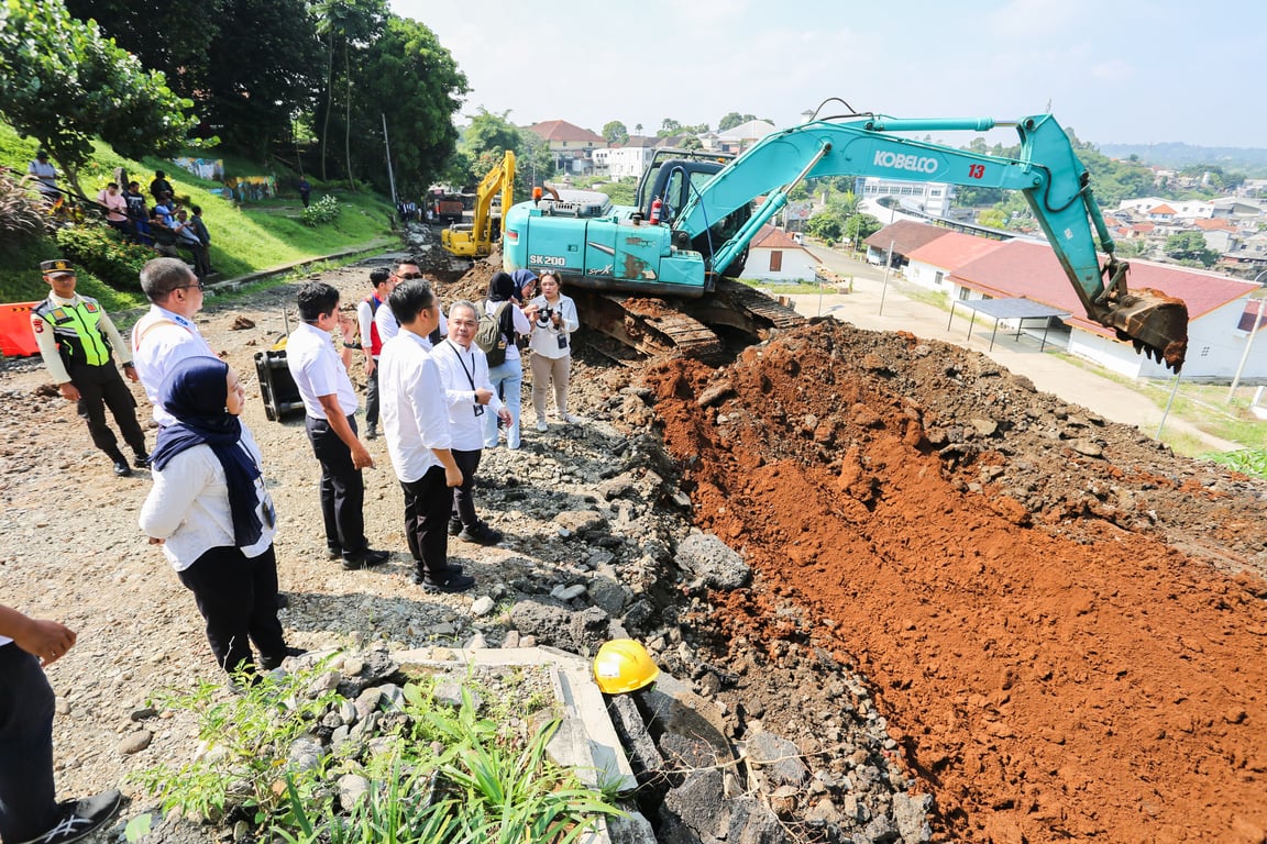 Direktur Jenderal Perkeretaapian, Kemenhub Alan Tandiono, Wakil Walikota Bogor Jenal Mutaqin, Kepala BTP Kelas 1 Jakarta Ferdian Suryo Adhi Pramono, Kepala BTP Kelas 1 Bandung Endang Setiawan dan EVP KAI Daop 1 Jakarta, YUskal Setiawan saat Meninjau Longsoran di Batu Tulis